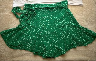 Falda mini Zara verde lunares blancos. S