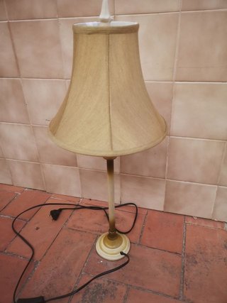 Lámpara de mesa beige y marrón