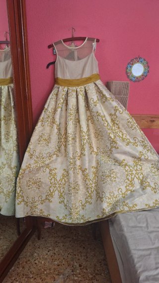 Vestido de ceremonia blanco y dorado