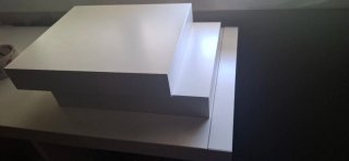 Estante de madera blanco con soportes