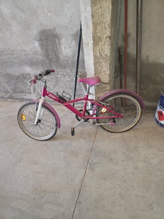 Bicicleta rosa infantil