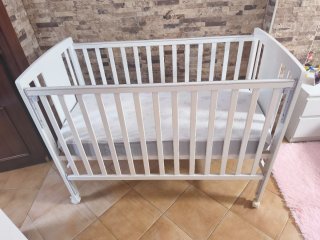 Cuna de bebé blanca y colchón  Totalmente nueva.