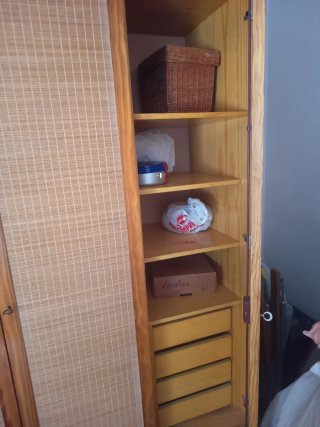 Armario de madera y bambú
