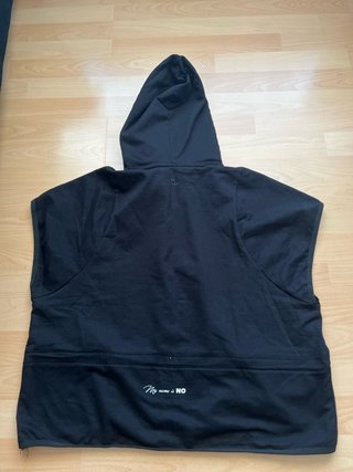 Sudadera corta con capucha negra