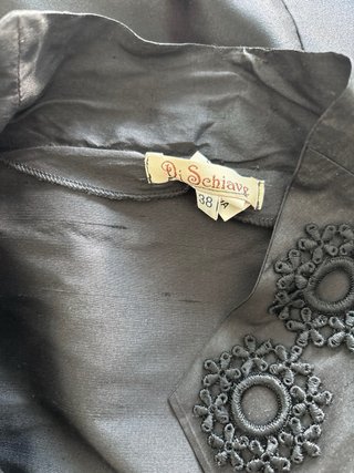 Vestido de fiesta negro con flores amarillas