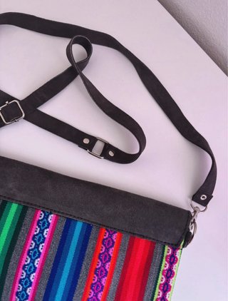 Bolso bandolera artesanal multicolor marca Peru