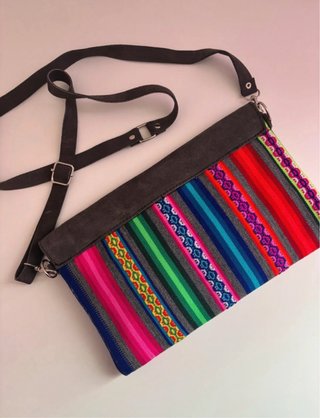 Bolso bandolera artesanal multicolor marca Peru
