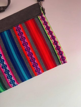 Bolso bandolera artesanal multicolor marca Peru