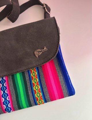 Bolso bandolera artesanal multicolor marca Peru