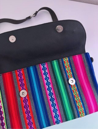 Bolso bandolera artesanal multicolor marca Peru