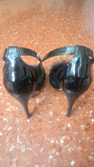 Sandalias Topshop charol tacón fino + plumas.