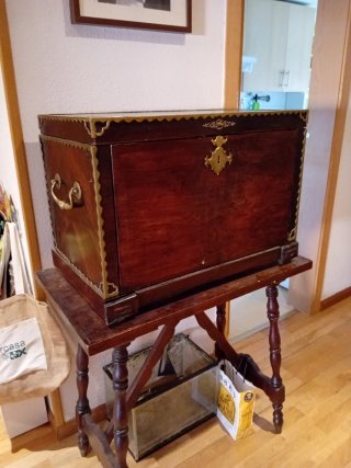 Bargueño antiguo español con mesa