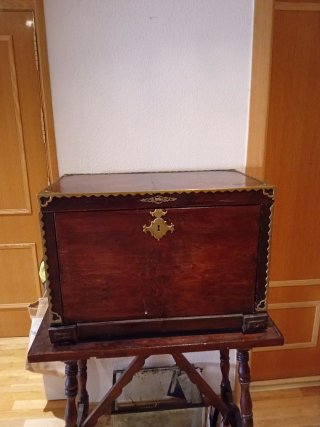 Bargueño antiguo español con mesa