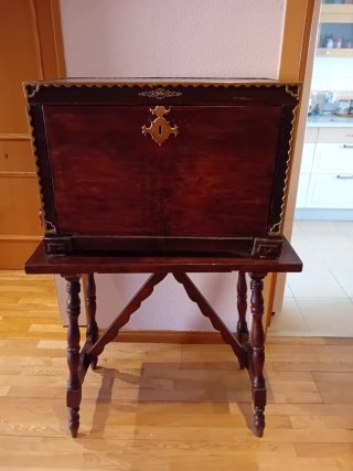 Bargueño antiguo español con mesa