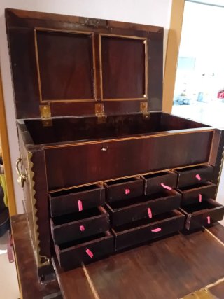 Bargueño antiguo español con mesa