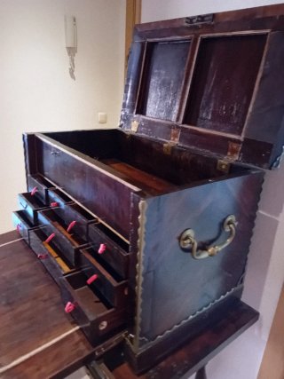 Bargueño antiguo español con mesa