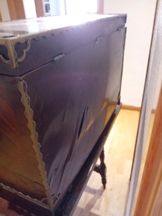 Bargueño antiguo español con mesa