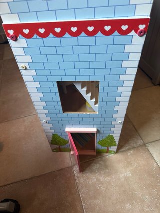 Casita de muñecas de madera