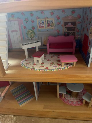 Casita de muñecas de madera