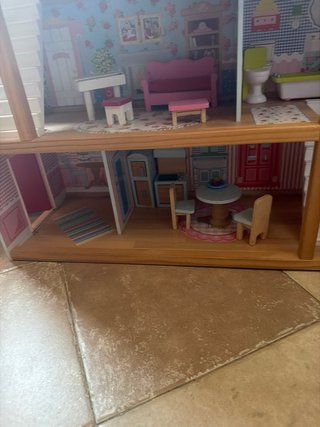 Casita de muñecas de madera