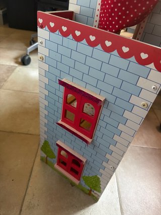Casita de muñecas de madera
