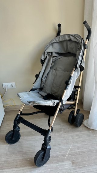Silla de paseo ligera gris y oro