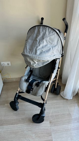 Silla de paseo ligera gris y oro