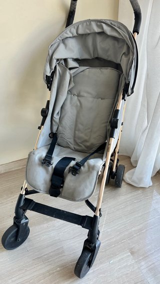 Silla de paseo ligera gris y oro