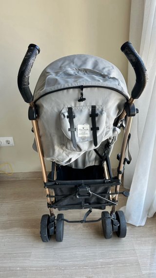 Silla de paseo ligera gris y oro