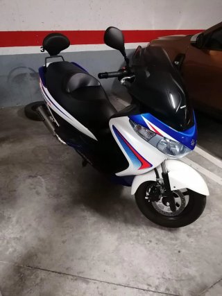 Suzuki Burgman 125cc Maxi Scooter con 19.700 kl