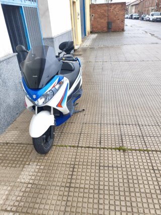 Suzuki Burgman 125cc Maxi Scooter con 19.700 kl