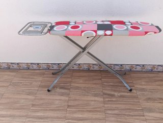Tabla de planchar con funda geométrica