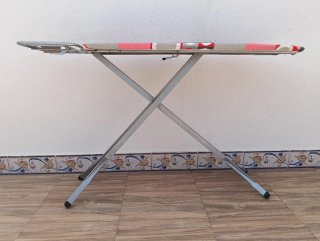 Tabla de planchar con funda geométrica