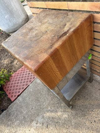 Mesa de corte de madera y acero