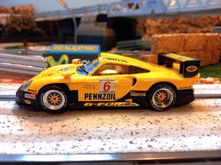 Coche de slot Porsche 911 GT1 Evo amarillo