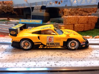 Coche de slot Porsche 911 GT1 Evo amarillo
