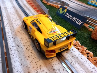 Coche de slot Porsche 911 GT1 Evo amarillo