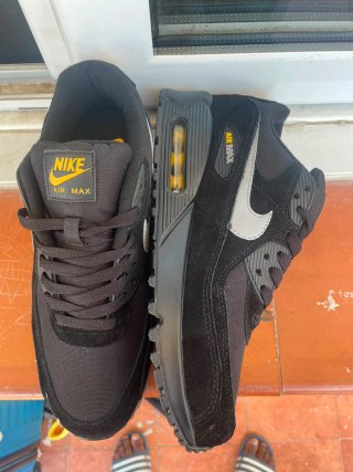 Zapatillas Negras y Amarillas