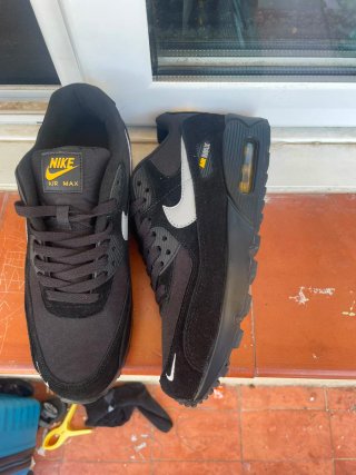 Zapatillas Negras y Amarillas