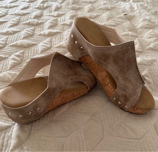 Sandalias cuña beige y marrón