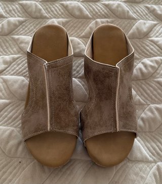 Sandalias cuña beige y marrón