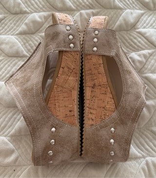 Sandalias cuña beige y marrón
