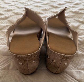 Sandalias cuña beige y marrón