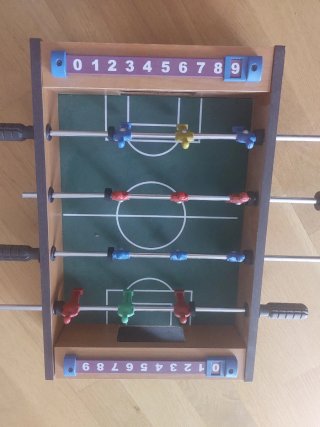 Futbolín de mesa con marcadores