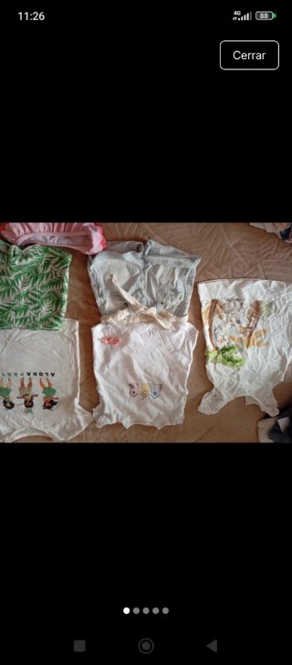 Lote de ropa y juguetes para niños