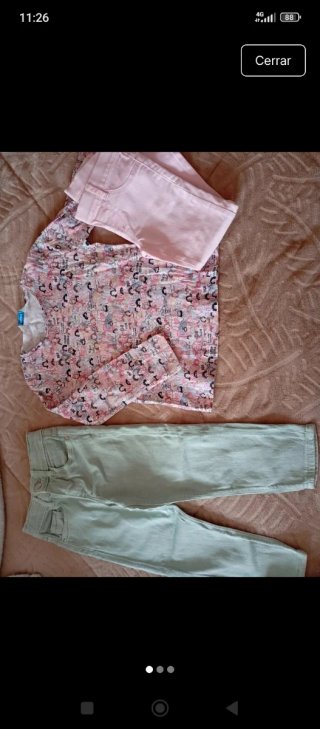 Lote de ropa y juguetes para niños