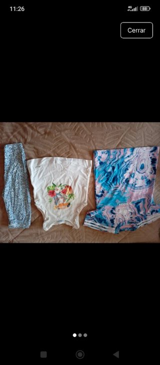 Lote de ropa y juguetes para niños