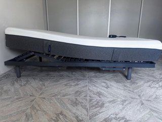 Cama articulada gris y blanca
