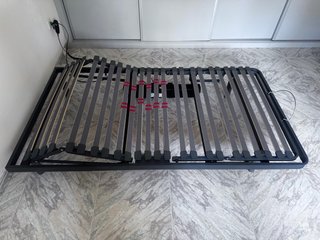 Cama articulada gris y blanca
