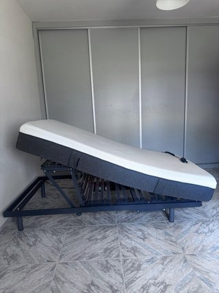 Cama articulada gris y blanca
